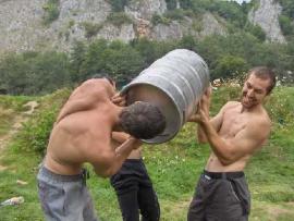 Gelu incearca sa bea bere direct din butoi